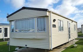 Lovely Caravan With Wifi At Sand Le Mere Holiday Park In Yorkshire Ref 71004Tv